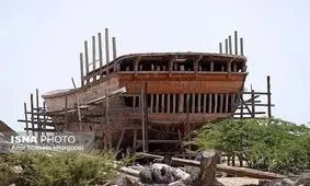 امدادرسانی گسترده به یک لنج حادثه دیده در بندرگاه هرمز/ آتش سوزی شناور در حال کنترل است