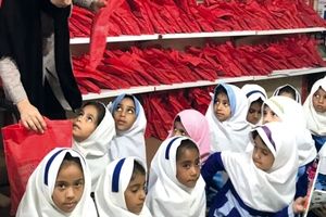 هدایایی به رسم دوستی توسط شرکت مهرام به دانش آموزان روستای محروم دلگان واقع در سیستان و بلوچستان