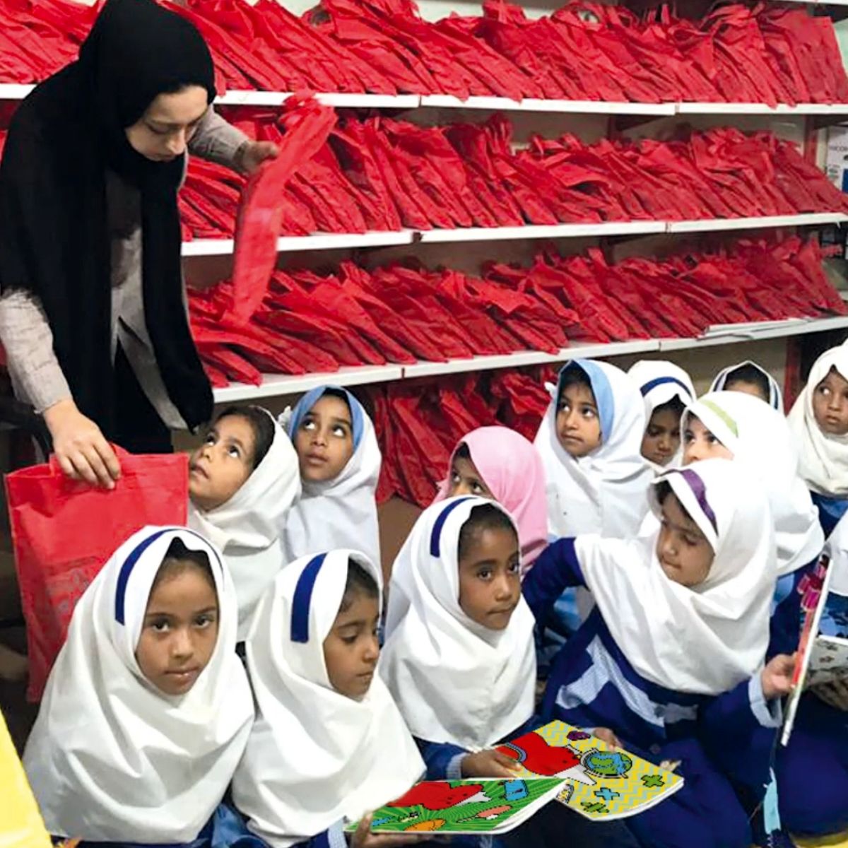 هدایایی به رسم دوستی توسط شرکت مهرام به دانش آموزان روستای محروم دلگان واقع در سیستان و بلوچستان