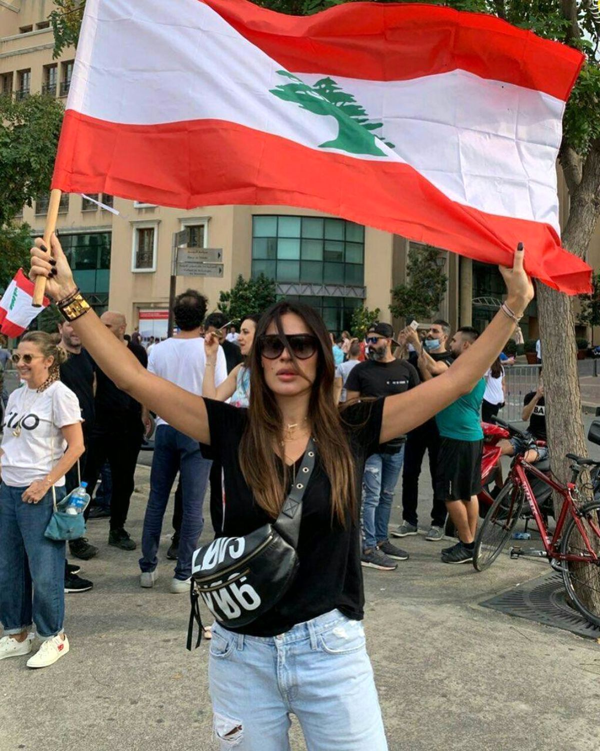 کدامیک از سلبریتی‌های لبنانی در اعتراضات این کشور حضور داشته‌اند؟ / از حضور بازیگر زن محجبه در بیروت تا واکنش هیفا به تظاهرات مردم/ تصاویر