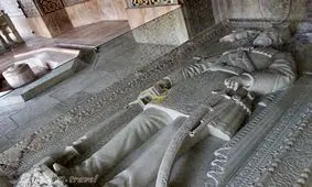 مصائب سنگ قبر قبله عالم! ۴۰ نفر برای کامل شدن گور ناصرالدین‌شاه جان دادند