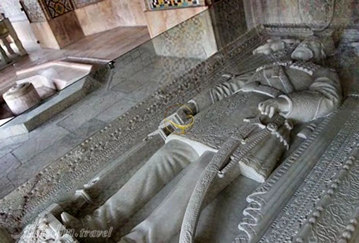 مصائب سنگ قبر قبله عالم! ۴۰ نفر برای کامل شدن گور ناصرالدین‌شاه جان دادند