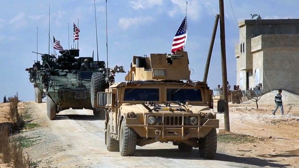 خروج ۱۰۰ خودروی زرهی آمریکا از شمال سوریه به مقصد عراق/ بغداد: انتقال نیروها با هماهنگی است