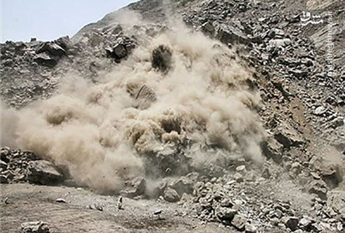 ریزش کوه بر اثر زلزله در حوالی بندرعباس + فیلم