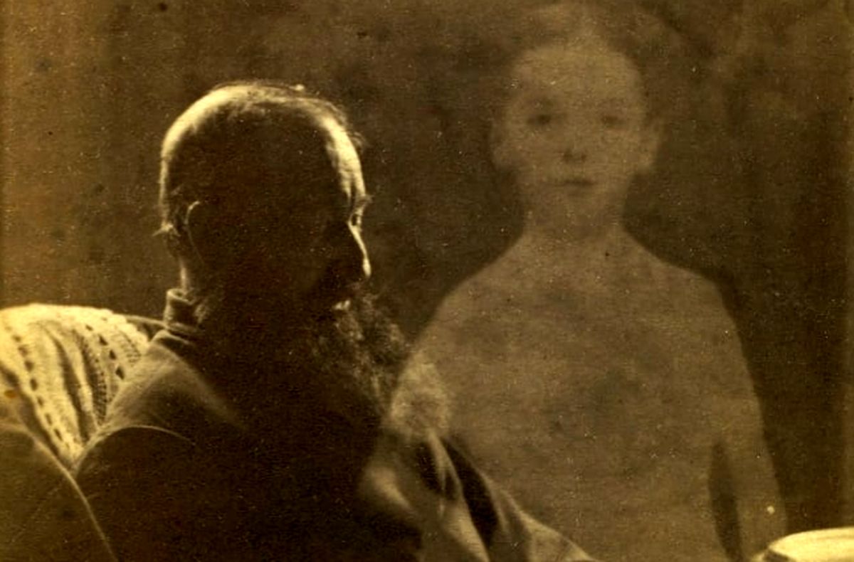 ماجرای عجیب عکاس قرن نوزدهم که ارواح را در عکس‌ها ظاهر می‌کرد