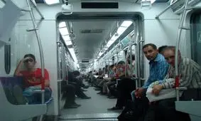 جدیدترین مدل چشم‌چرانی در مترو و اتوبوس!