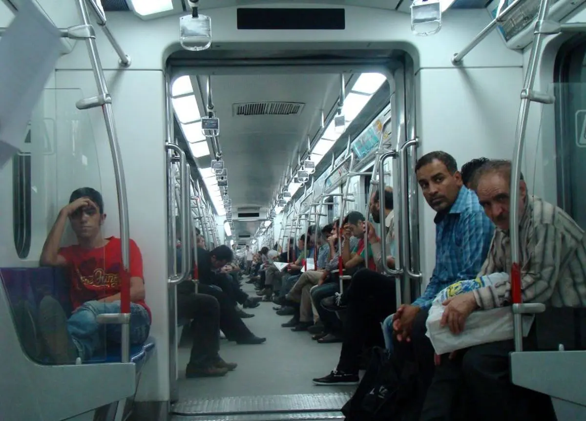 جدیدترین مدل چشم‌چرانی در مترو و اتوبوس!