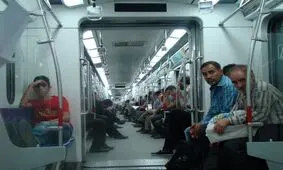 جدیدترین مدل چشم‌چرانی در مترو و اتوبوس!