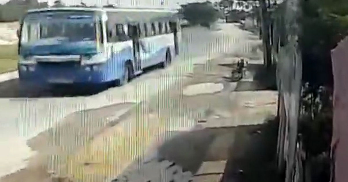 پرت‌شدن یک زن به بیرون از اتوبوس در حال حرکت + فیلم