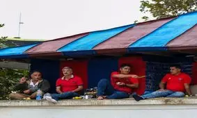 تماشای فوتبال از زیر شیروانی به صرف خیار!