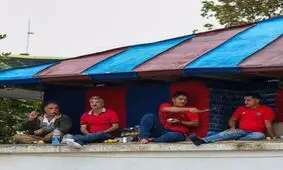 تماشای فوتبال از زیر شیروانی به صرف خیار!