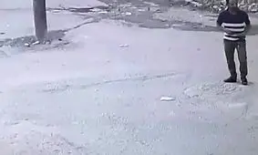 لحظه سرقت درِ فاضلاب در آبادان + فیلم