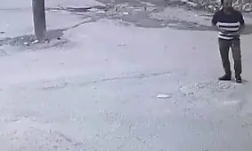 لحظه سرقت درِ فاضلاب در آبادان + فیلم