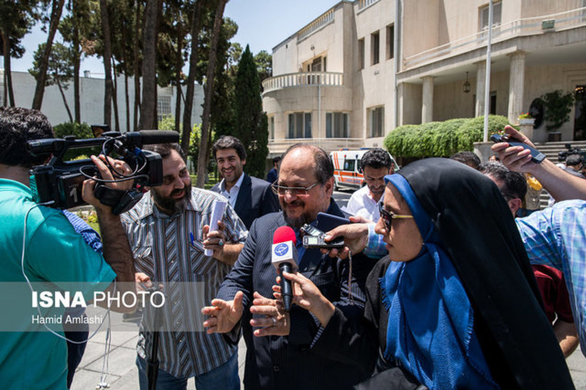 شریعتمداری :تنها راه حل مشکلات کارگران بازگشت کارخانهها به دولت نیست