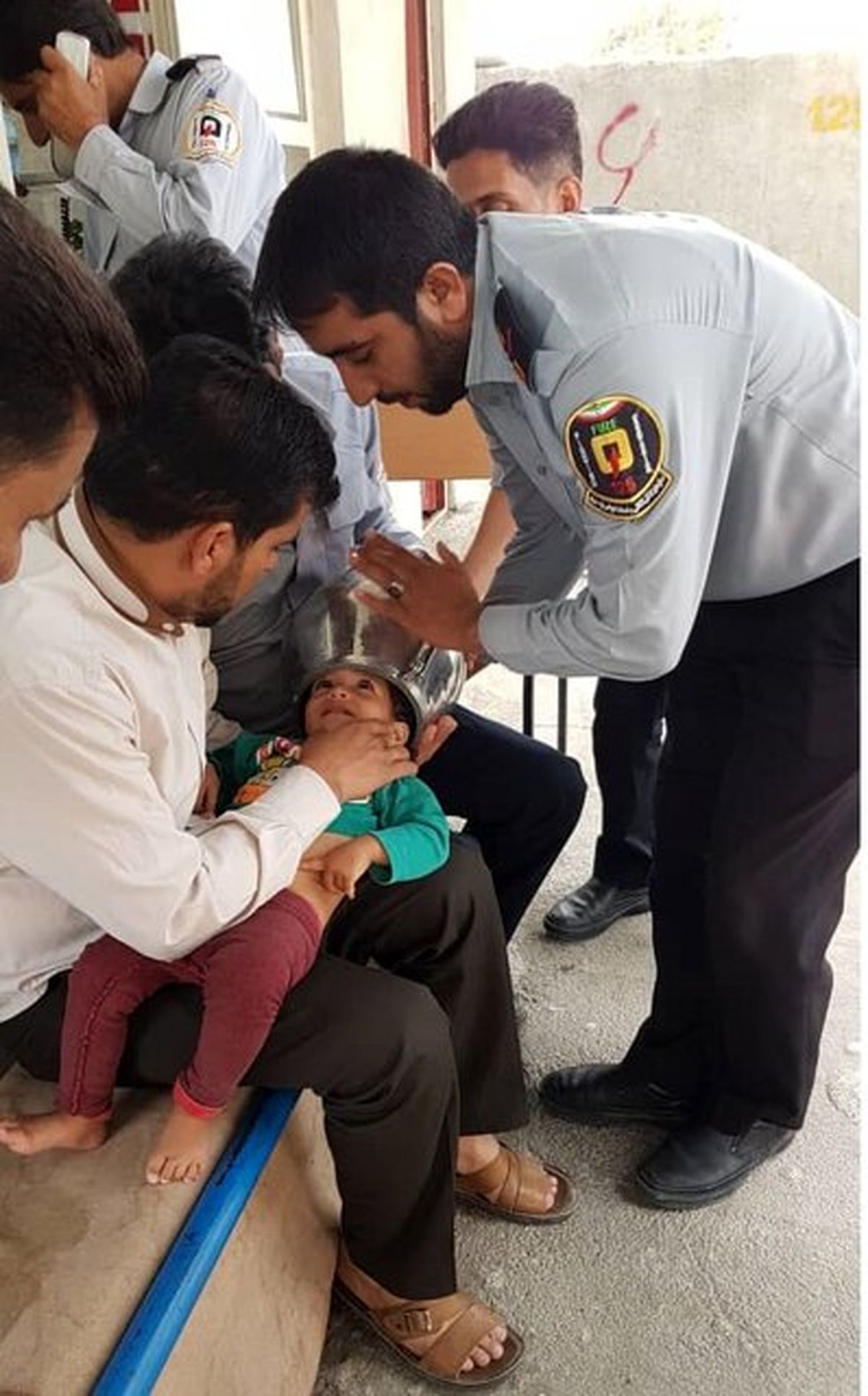 بازیگوشی کودک یک ساله حادثهساز شد! + عکس