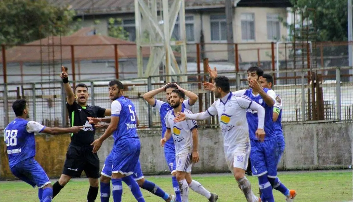 پنالتی جنجالی در انزلی و اعتراضات