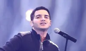 محسن یگانه هم مهاجرت کرد؟/ پاسخ مدیر رسانه‌ای این خواننده