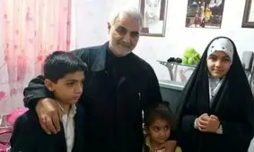 تصویری از دیدار صمیمانه سردار سلیمانی با خانواده شهید مدافع حرم
