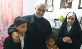 تصویری از دیدار صمیمانه سردار سلیمانی با خانواده شهید مدافع حرم
