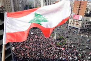 شعار تظاهرکنندگان لبنانی در مرکز بیروت در حمایت از امام خمینی(ره) و آیت‌الله خامنه‌ای