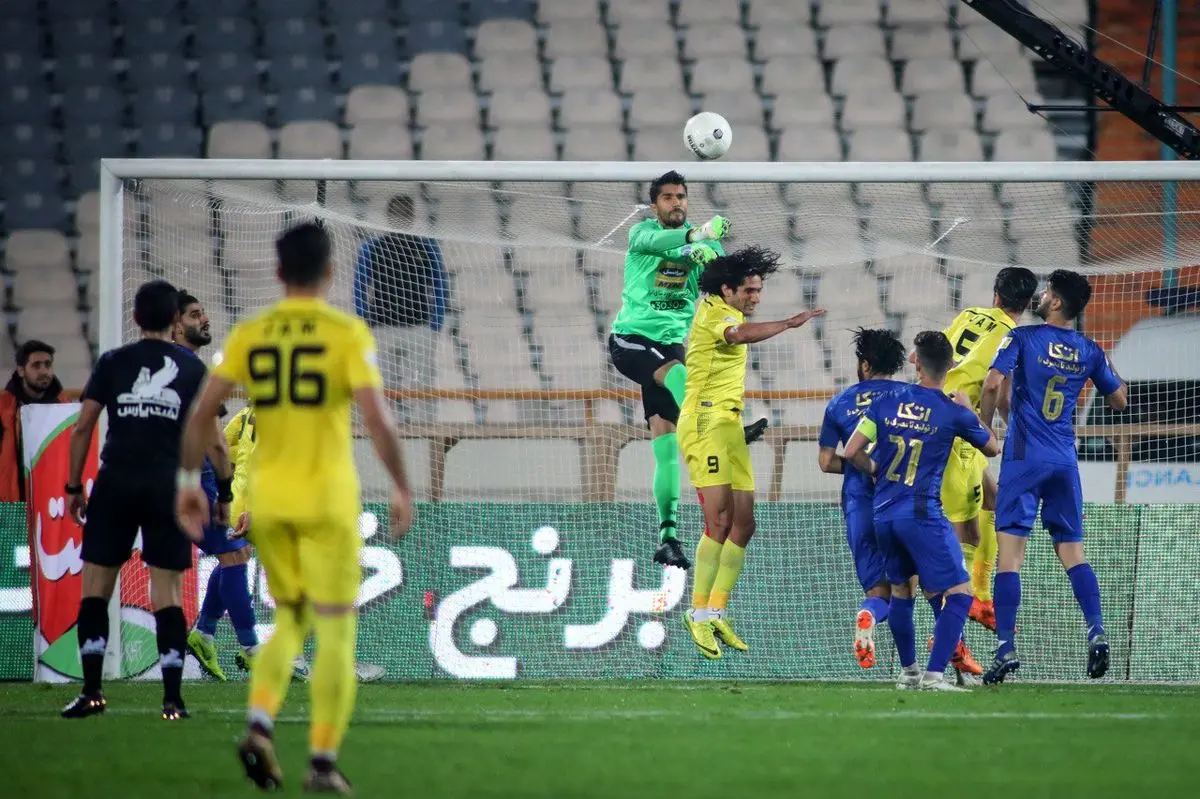 نورافکن‌های آزادی خاموش شد/ توقف بازی استقلال و پارس جنوبی در دقیقه ۷۸