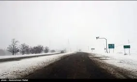 جاده‌های استان همدان به دلیل بارش برف لغزنده است‌