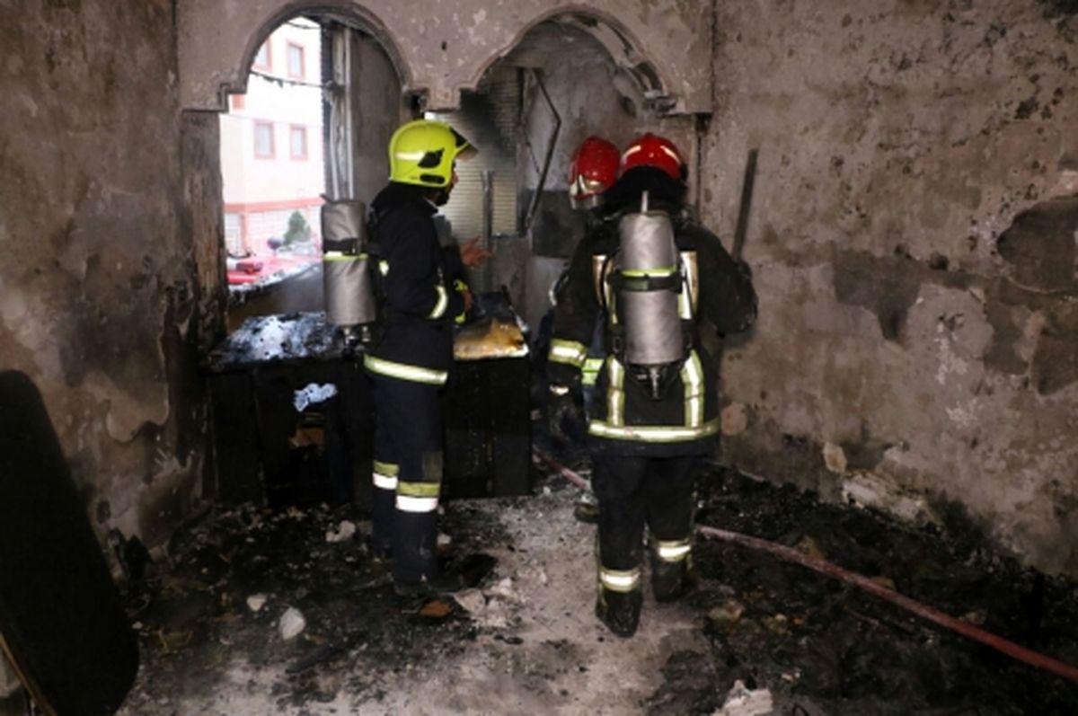 نجات ۵ نفر از میان شعله های آتش در یک آپارتمان مسکونی