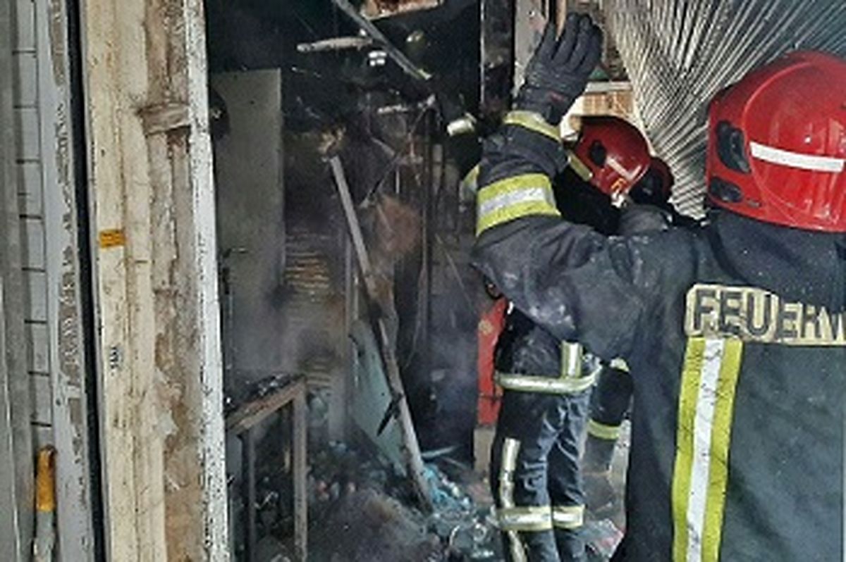 مهار آتش سوزی یک مغازه در بازار امام رضا(ع) مشهد