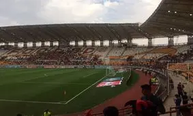 حاشیه دیدار فولاد - پرسپولیس| ورود جیمی جامپ به زمین / آب ریختن روی خط دروازه بیراوند / اجرای تقریبی قانون ۹۰ به ۱۰ + فیلم