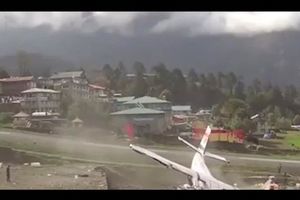 لحظه برخورد هواپیما با دو هلی‌کوپتر در فرودگاه + فیلم