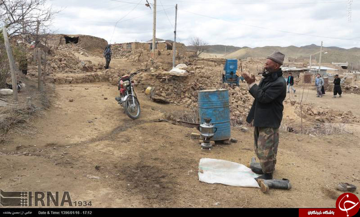 نماز پیرمرد روستایی در کنار خانه ویران شدهاش+عکس