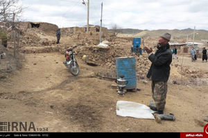 نماز پیرمرد روستایی در کنار خانه ویران شده‌اش+عکس