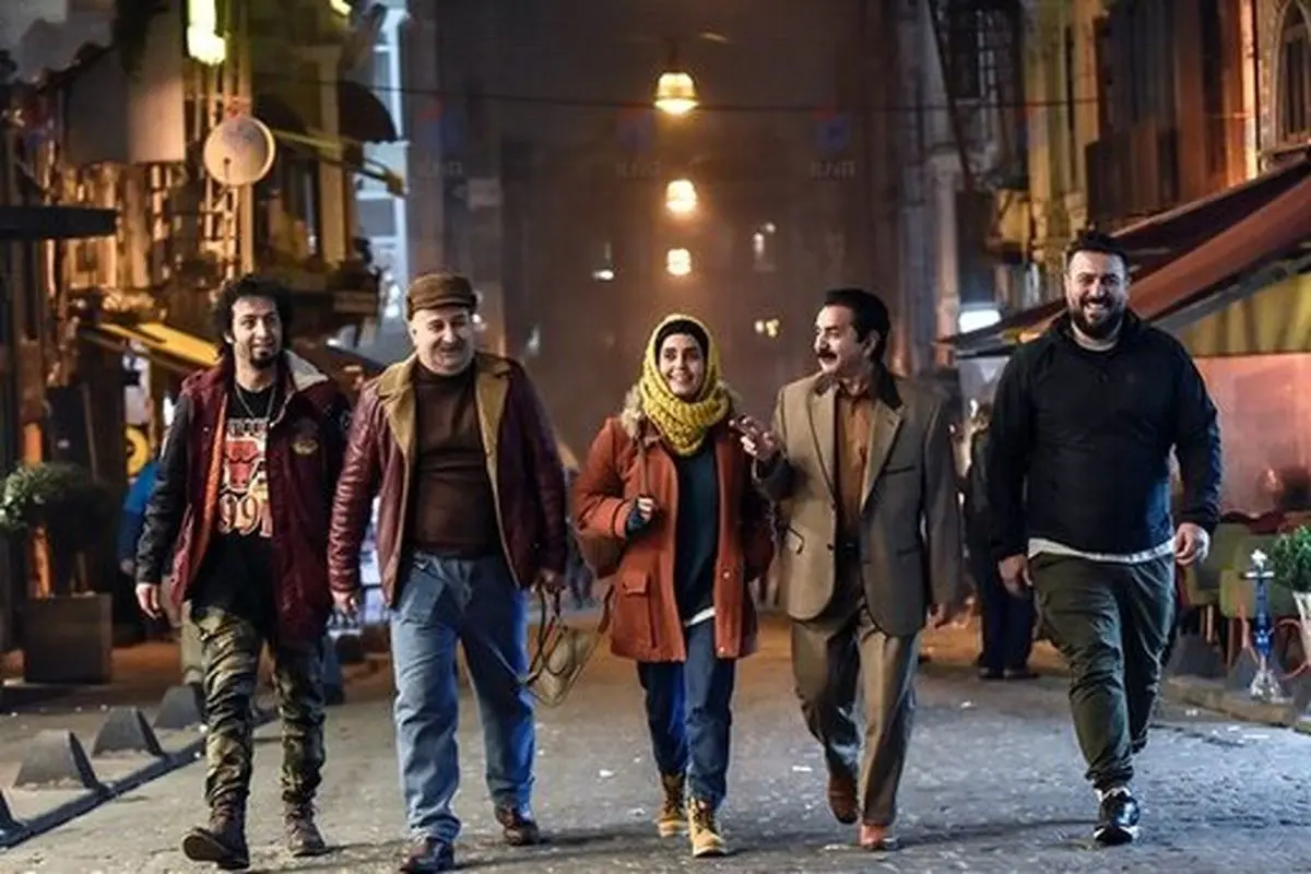 پرویز پرستویی در نقش خواننده قبل از انقلاب روی پوستر «مطرب»/عکس