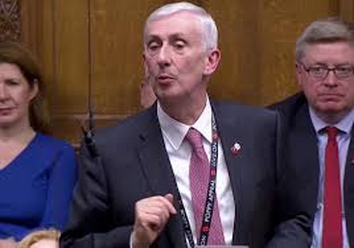 چرا رئیس جدید پارلمان بریتانیا را &#039;کشان‌کشان&#039; بر روی کرسی نشاندند؟ / فیلم