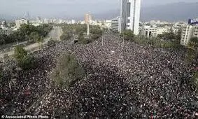 درگیری شدید میان معترضان و نیروهای پلیس در شیلی / فیلم