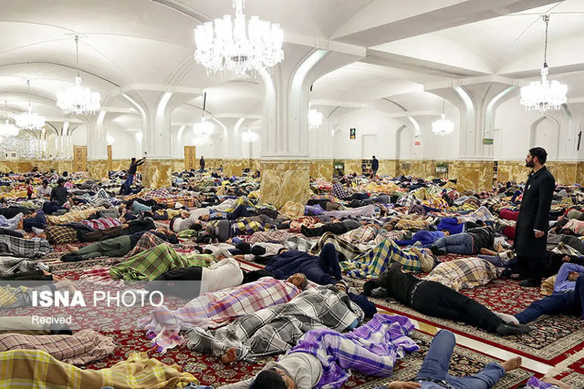 در شب ناآرام مشهد تمام رواق‌های حرم رضوی مملو از جمعیت شد
