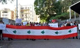 تحصن مقابل بانک‌ها و نهادها دولتی و خصوصی در لبنان؛‌ معترضان دیگر خیابان‌ها را نمی‌بندند