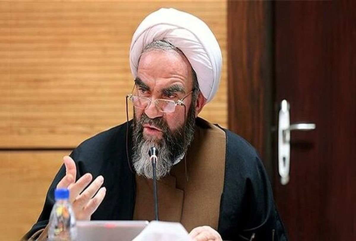 عدهای در قم و مشهد از لباس روحانیت سوءاستفاده میکنند