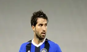 تصویر انصاری‌فرد به عنوان ستاره السیلیه در پوستر دیدار با العربی