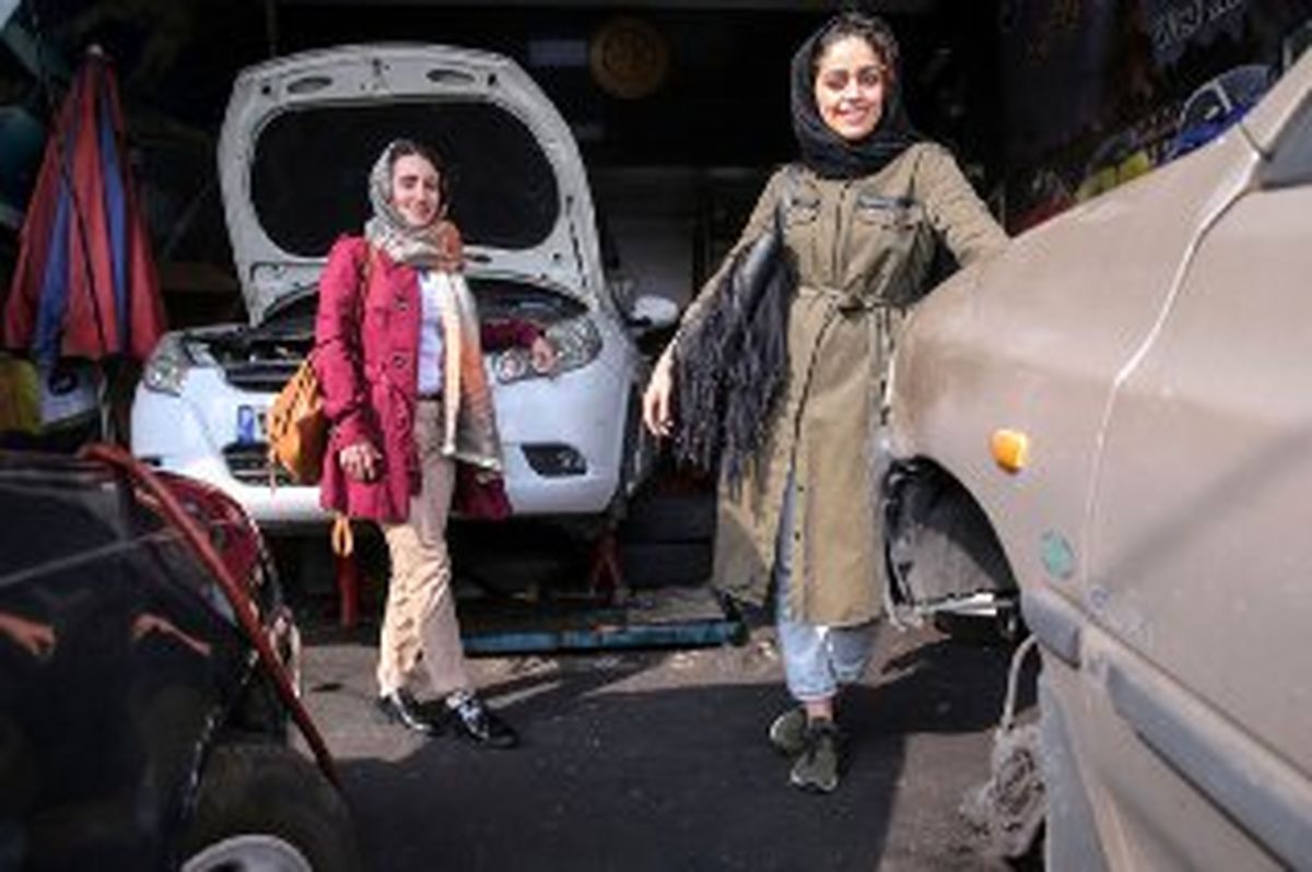 تصاویر جالب از دو دختر تحصیل کرده ی ایرانی که مکانیکی می‌کنند