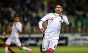 بازیکن ذوب آهن و تیر رها شده از کمان