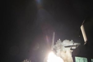 فیلم/ لحظه اصابت موشک‌های آمریکا به پایگاه هوایی العشیرات سوریه از دوربین تروریست‌ها