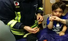 رهاسازی انگشت پسر بازیگوش از قطعه کوچک آهنی