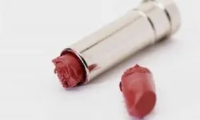 تعمیر رژ لب شکسته در سه سوت