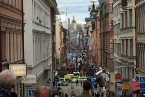 حمله با کامیون به مردم در خیابان پرتردد استکهلم/ 5 تن کشته شدند+ عکس و فیلم