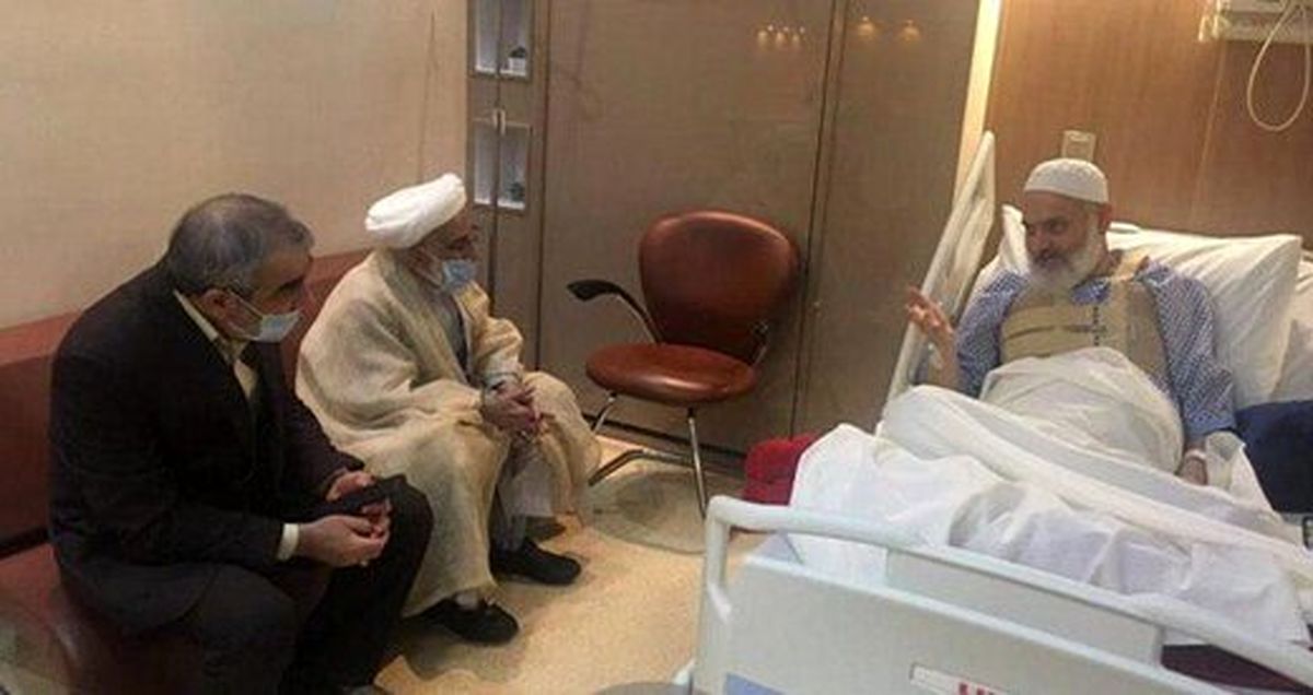 تصویری از عیادت آیت الله جنتی از امام جمعه قم