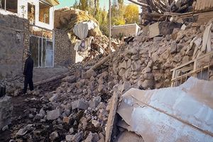 بازدید سخنگوی دولت از چادرهای زلزله‌زدگان در روستای ورنکش شهرستان میانه / فیلم