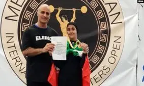 وقتی دختر نوجوان در جمع پیشکسوتان مدال می‌گیرد!