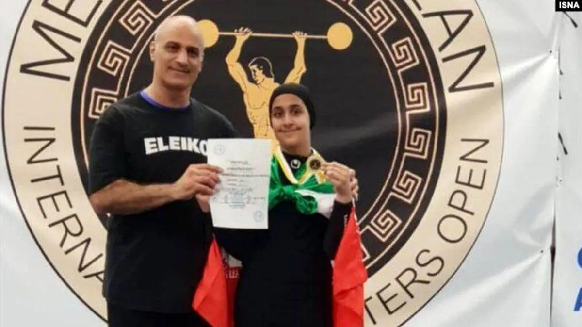 وقتی دختر نوجوان در جمع پیشکسوتان مدال می‌گیرد!