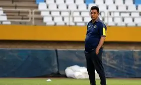 سرمربی سپاهان در بیمارستان بستری شد